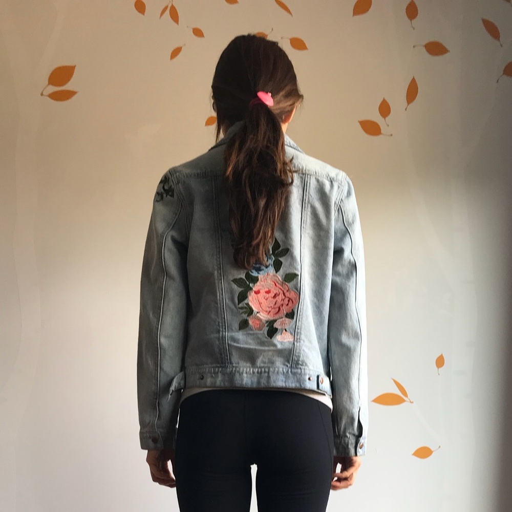 Denim jacket w’ floral embroidery